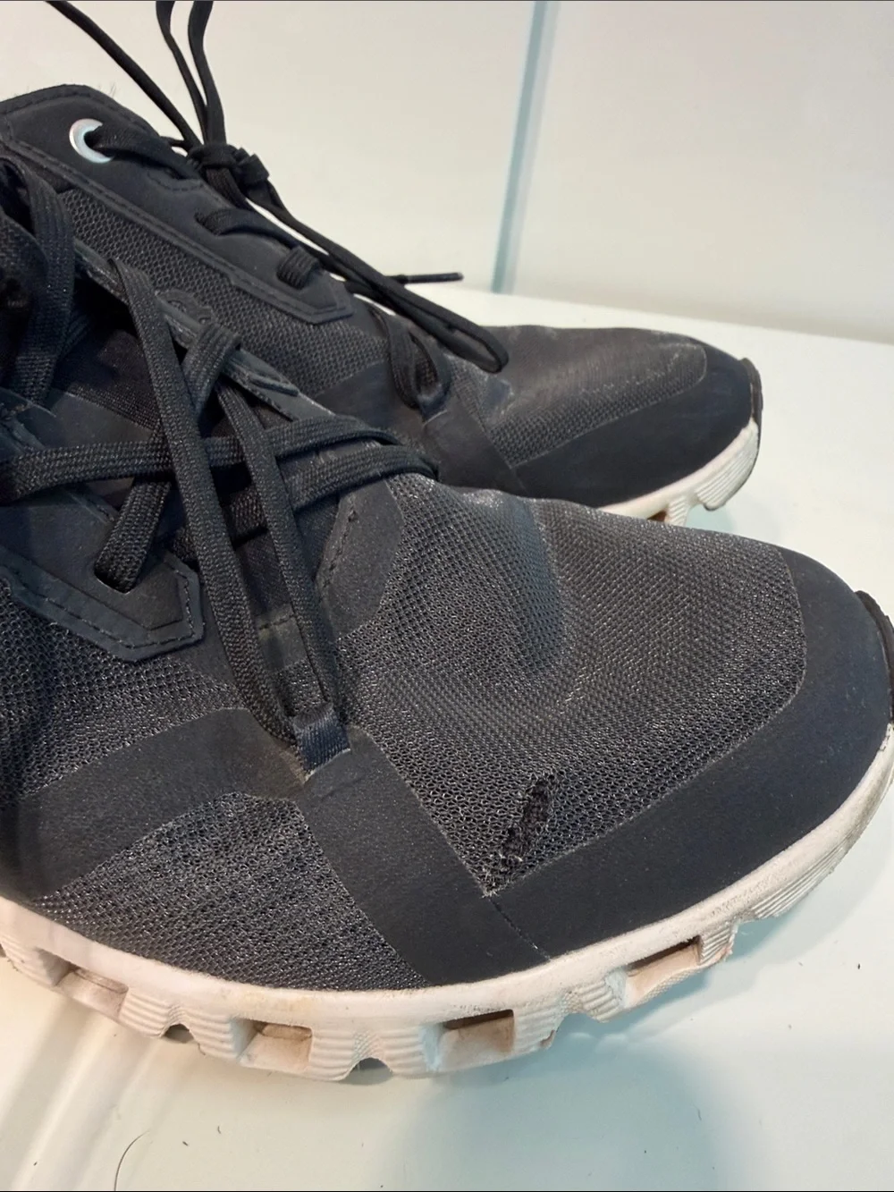 Used women’s oncloud Athletic Running Shoes size 9